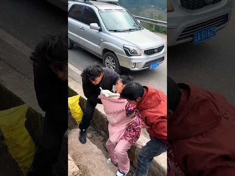 😭 ये देखो इस महिला को नाली पार करना पड़ गया भारी!