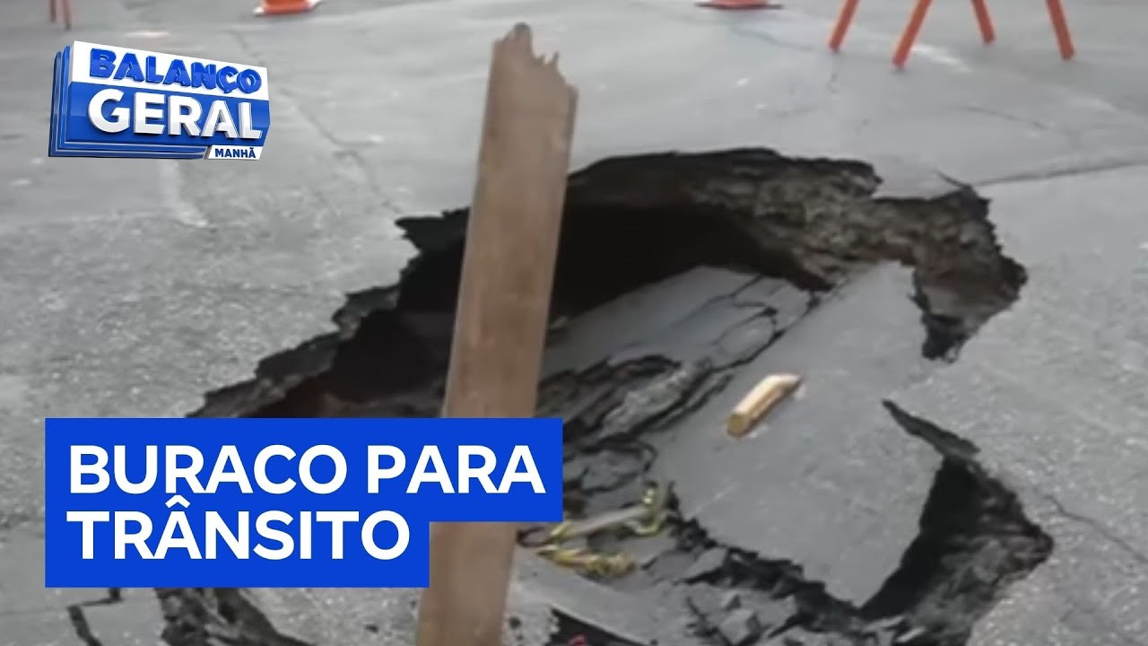 Buraco interdita avenida na Lapa em SP