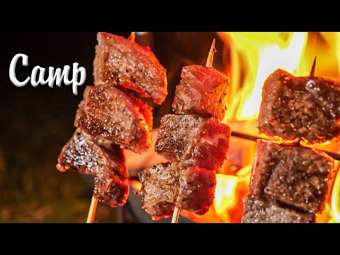 ステーキ肉を串焼きにするキャンプ酒