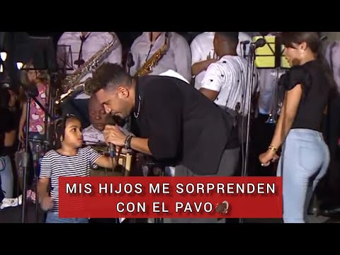 Mis hijos me sorprenden cantando, llego el pavo.