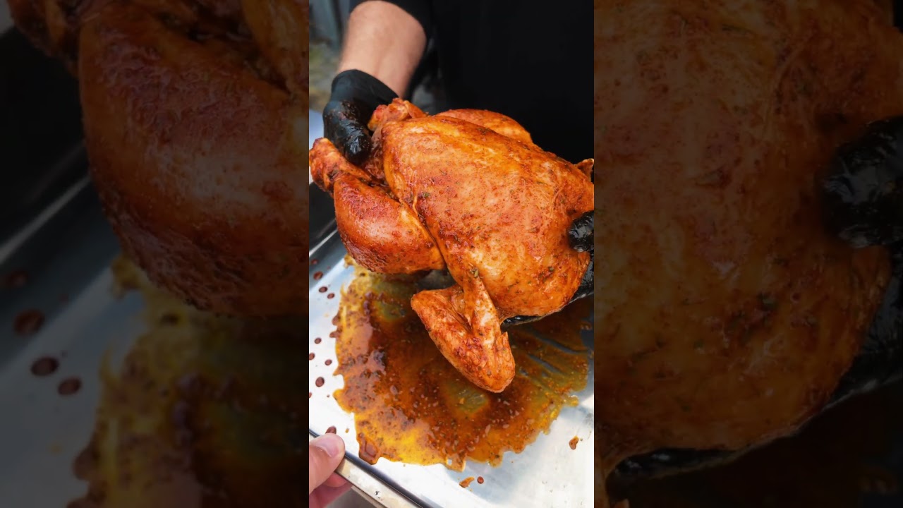 "Der Vogel hier unten sah nicht immer so aus..." 😂 Comedian Jan van Weyde lüftet das Geheimnis, wie aus einem blassen Hähnchen der absolute Airfryer-Knaller wird!

Das Geheimnis für die perfekte Kruste? Ganz klar: Unsere Brathähnchen-Würze KIKERIKI! 💥

So macht's der Profi:

🥣 Marinade: Öl, eine Prise Salz und reichlich KIKERIKI mischen.

💆‍♂️ Massage: Den Vogel liebevoll und überall damit einreiben.

🔥 Abflug: Erst 35 Min. bei 170°C (Brust unten), dann wenden und für den finalen Crunch nochmal 20 Min. bei 180°C bräunen.

Das Ergebnis? Außen mega kross, innen super saftig. Jan ist begeistert – und wir sind es auch! 🤤

GÖNN DIR GESCHMACK! Hand aufs Herz: Bist du Team "Haut mitessen" oder lässt du sie liegen? 👇

#Kikeriki #Brathähnchen #AirfryerRezept #JanVanWeyde #Hähnchen #Knusprig #Spicebude #Airfryer #RezeptVideo #FoodComedy #GönnDirGeschmack

👉 Gewürze von der Spicebude direkt online bestellen: https://spicebude.de

Wenn dir das Video gefällt, lass uns gerne ein Like da und abonniere den Kanal, um kein Highlight mehr zu verpassen! 👍

📺 Abonniere hier: https://www.youtube.com/@spicebude

Folge uns auch auf Social Media:
 📸 Instagram: https://www.instagram.com/spicebude/
🎵 Tiktok: https://www.tiktok.com/@spicebude

GÖNN DIR und viel Spaß beim Nachkochen! 😊