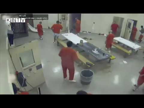 فيديو.. سجناء يتخلصون من جثة أحدهم ...