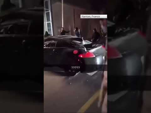 Car smashes into Lidl in Nantes