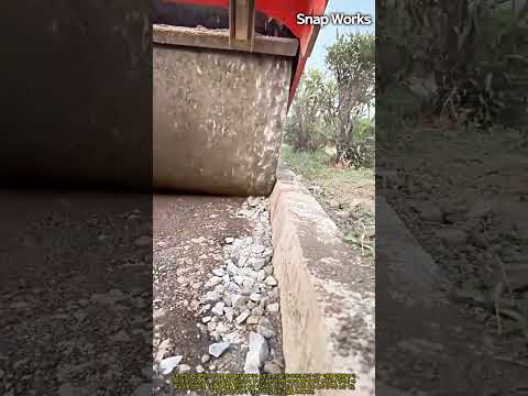 대형 진동 롤러로 <strong>도로</strong> 가장자리 쇄석 완벽 다짐하는 과정 #worker #process #asphalt #infrastructure #engineering