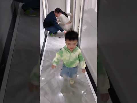 妈妈晕倒，两岁童童照顾妈妈太感人了