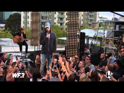 Justin Bieber singing What Do You Mean acoustic on the World Famous Rooftop - September 28, 2015