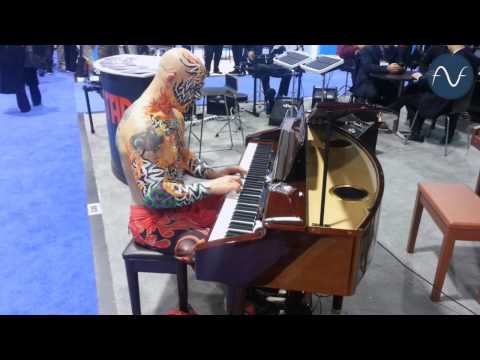 [NAMM] Tattoo guy playing piano