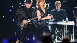 Reba McEntire Performs at the 2015 ACM&#39;s