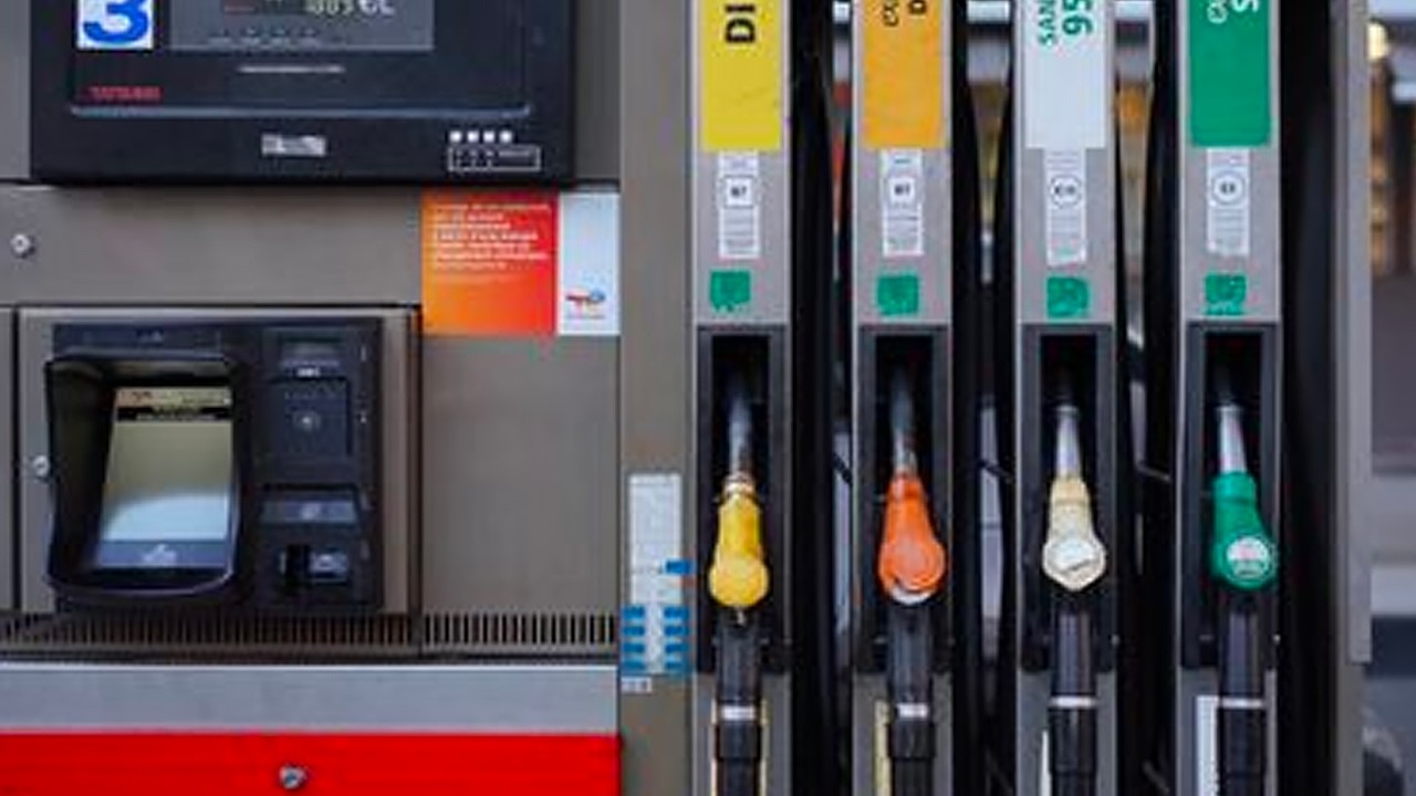La barre des 2 euros le litre : Pourquoi les prix de l'essence flambe de nouveau ?