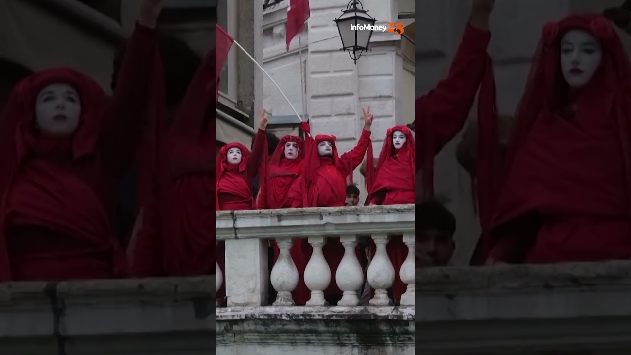 Greta Thunberg é expulsa de Veneza após tingir canal de verde em protesto