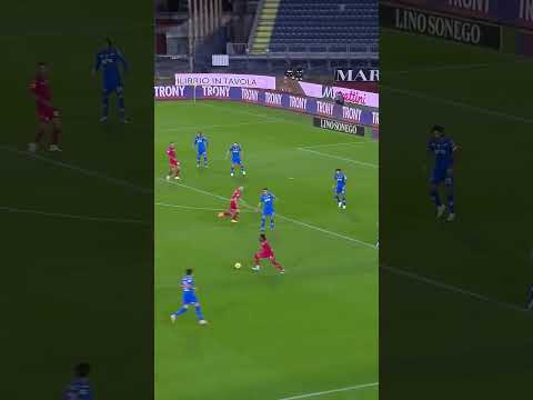 Scamacca nutmegs the keeper with a back-heel shot #shorts