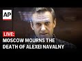 LIVE: People in Moscow pay tribute to Alexei Navalny