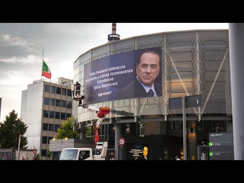 Ιταλία: Πολίτες και πολιτικοί αποχαιρετούν τον Σίλβιο Μπερλουσκόνι