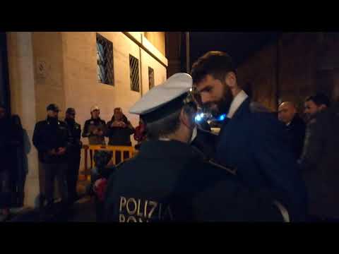 VIDEO - Fazio sbaglia strada, il vigile: