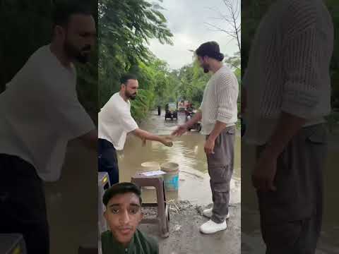 سیکھ لو بارشوں میں یہ Busines کام اآے گا😜😜#comedy #abrazkhan #ekmotahathighumechala