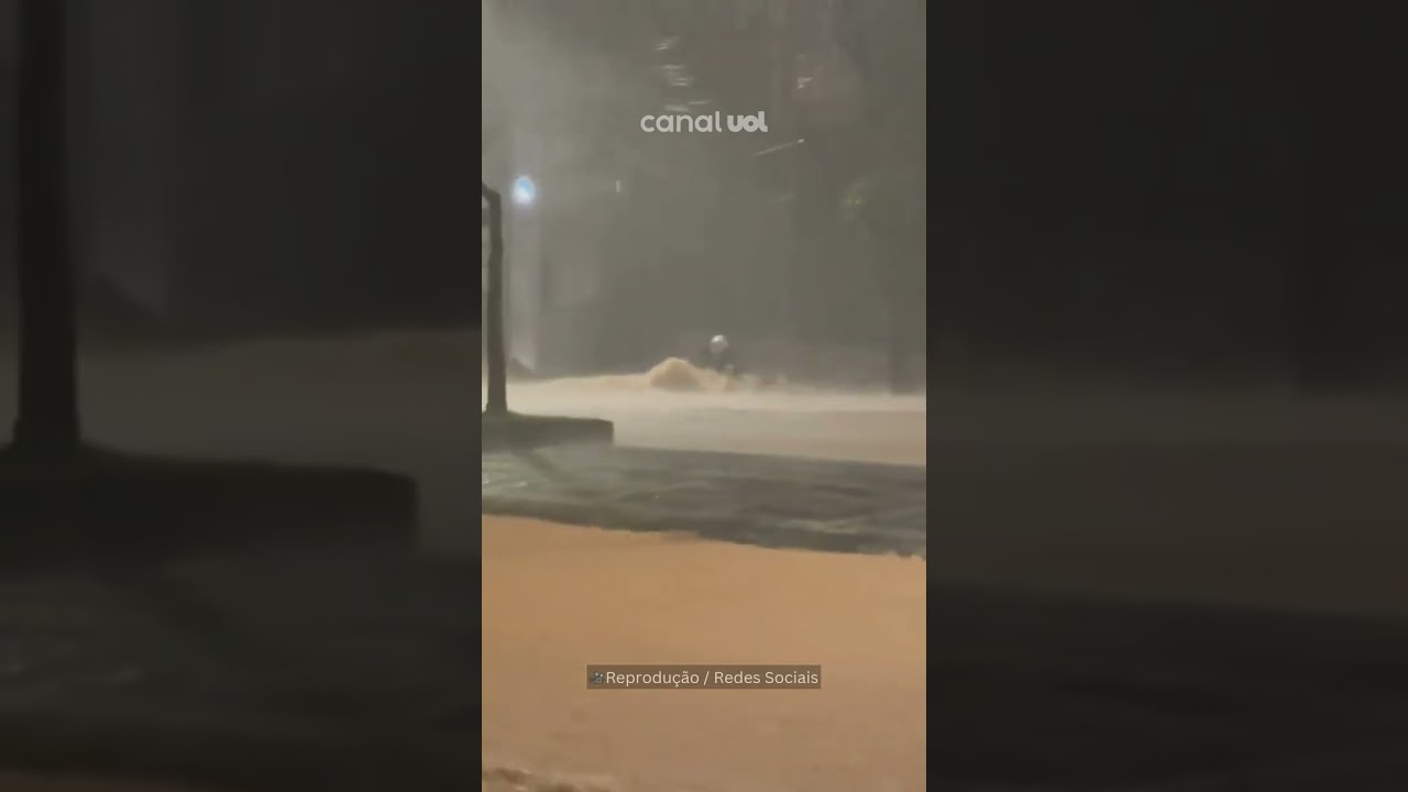 Motoboy é arrastado pela correnteza em ruas alagadas de Juiz de Fora (MG)