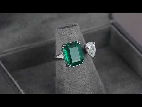 Разомкнутое кольцо с изумрудом и бриллиантом груша