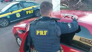 PRF prende dois criminosos com armas raspadas em veículo clonado após tentativa de fuga