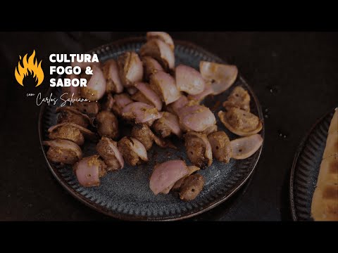 Vídeo: EPISÓDIO 44 - CORAÇÃOZINHO NA MARINADA ESPECIAL COM PÃO DE ALHO E FAROFA DE BACON