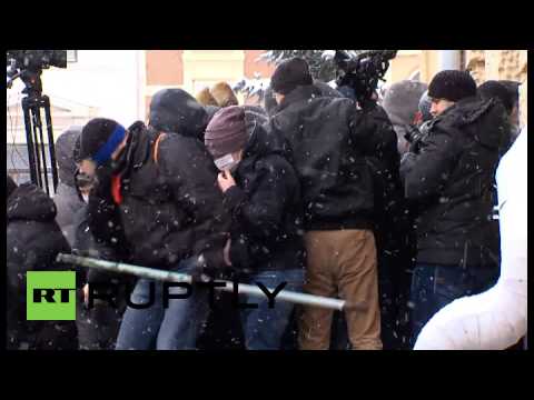 Ukraine: Protesters smash and storm Chernovsty government building