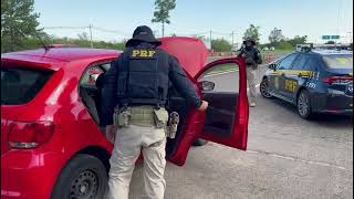 PRF prende criminoso com carro clonado na BR 290, em Eldorado do Sul