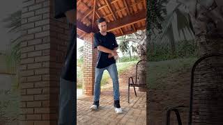 Weird looking dancer. #ello