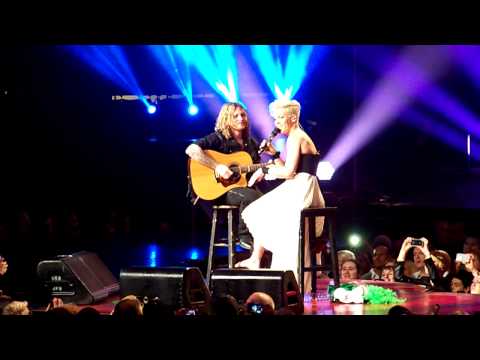 P!nk stop concert for crying child in Philadelphia 03/17/13