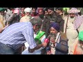 Farmers Protest: महंगी जीप, महंगे फोन पर किसानों ने हर सवाल का बीच सड़क पर दिया जवाब  - 33:52 min - News - Video