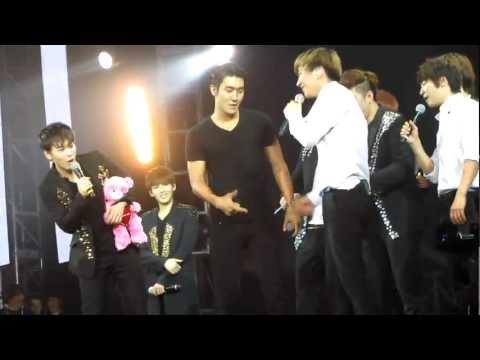 2012.4.28 Super Junior SS4 in Indonesia..end of concert..EXO-M & shirtless wet Siwon ~~