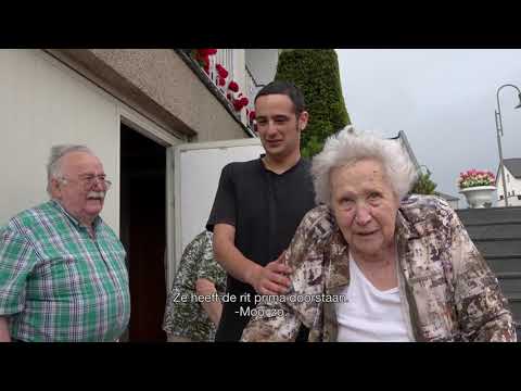 Oma en Chris & de rode auto'