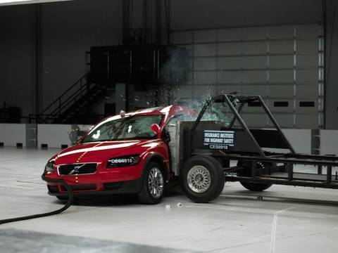 Video crash test Volvo C30 od leta 2009