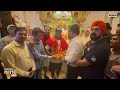 Former professional boxer Floyd Mayweather offers prayers at Siddhivinayak Temple in Mumbai | News9  - 01:10 min - News - Video