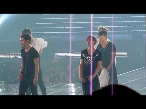 120527 SS4 Encore water game - Siwon and Eunhyuk focus