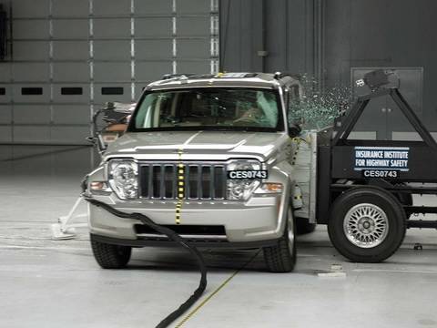 Видео краш-теста Jeep Liberty с 2007 года
