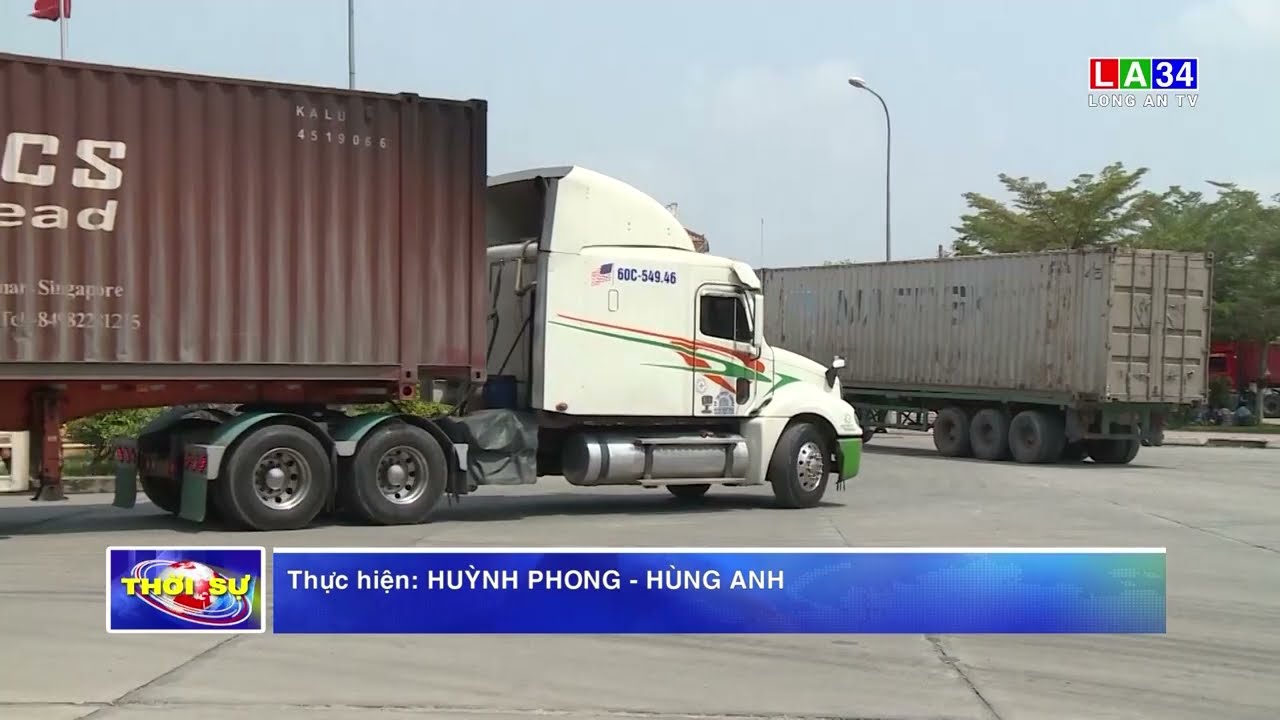 Xe container đậu hàng dài ở Cửa khẩu Quốc tế Bình Hiệp (TX Kiến Tường)