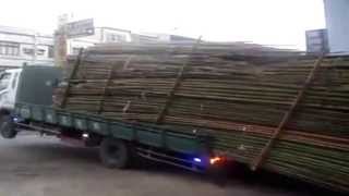 好強大的竹子卸貨-1分鐘卸完3噸竹子