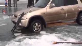 戰鬥民族-拉出墜入冰湖的汽車