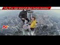 3 photographers take selfie atop China's skyscraper