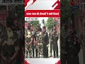 🍮 स्वतंत्रता दिवस के मौके पर भारत-पाक सेनाओं ने बांटी मिठाई #shorts #border #independenceday  - 00:52 min - News - Video