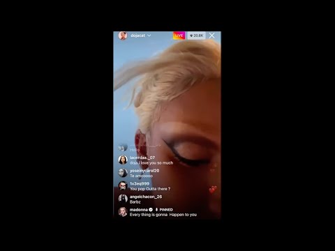 doja cat takes a piss with her dogs