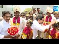 CM Jagan Bless Newly Wedded Couple At Yerra Kuntla | Memantha Siddham Bus Yatra | @SakshiTV