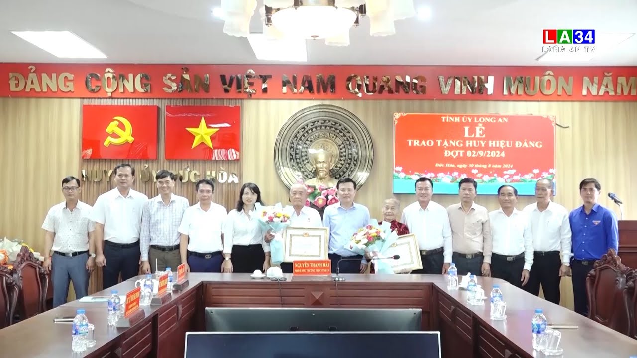 Trao Huy hiệu Đảng cho đảng viên