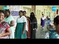 విజయవాడలో పోటెత్తిన ఓటర్లు | Vijayawada Voters formed Long Ques to Cast their Vote | @SakshiTV  - 04:39 min - News - Video