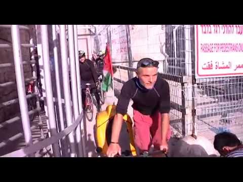الدراج الايطالي توم نو يصل فلسطين بعد رحلة تضامن استمرت شهور
