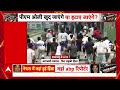 Nepal Gen-Z Protest: नेपाल में घिरी पुलिस, उग्र भीड़ ने चारों तरफ से घेरा, हुआ पथराव | ABP News  - 05:03 min - News - Video