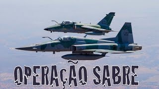 O programa leva você para dentro da Operação Sabre, realizada pela Força Aérea Brasileira em Anápolis (GO). Aeronaves de transporte, caça e remotamente pilotadas operam em conjunto para treinar as táticas mais modernas de combate.