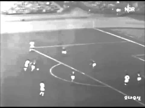 Pelé NEW rare goal (1962) - Hamburg SV (Uwe Seeler) vs Santos