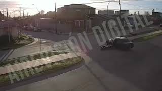 Tremendo fue el impacto de una moto con un auto en la avenida Tucumán