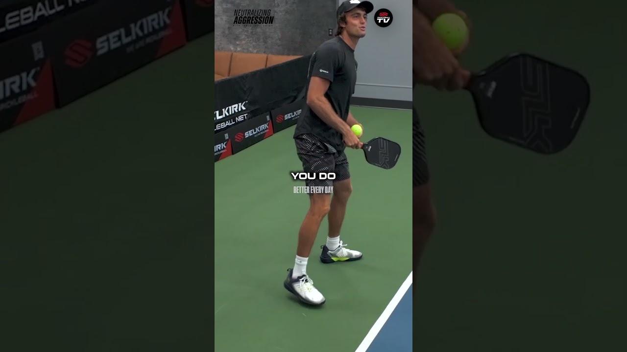 @JamesIgnatowich will show you how to handle the return of serve from a banger 🥊 #pickleball