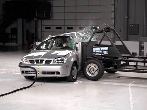 Video -Crash -Test Suzuki Forenza Limousine seit 2004